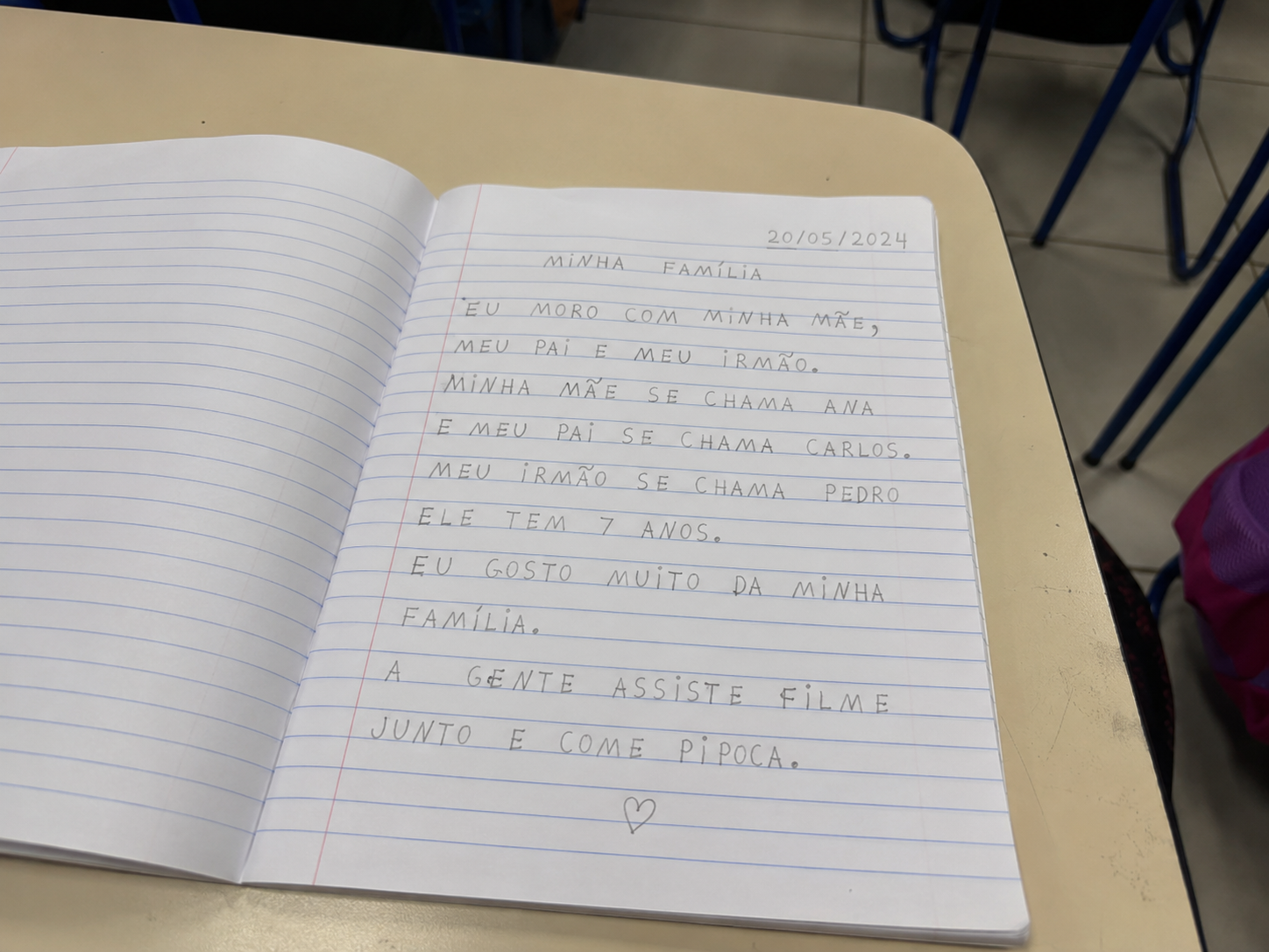 Caderno de aluno com escrita a lápis